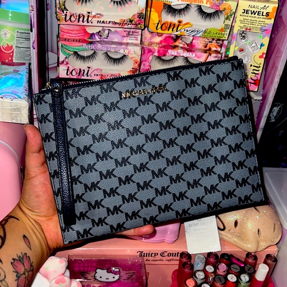 Michael Kors Handbags - Micheal Kors Wrislet